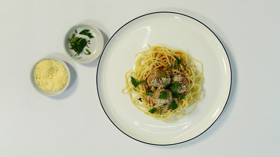 Albóndigas de carne molida pasta y salsa napolitana - Recetas Cervalle